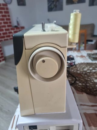 Máquina de coser eléctrica