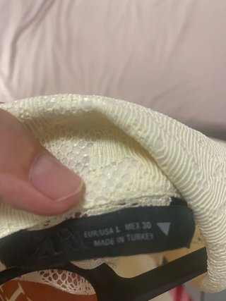 Polo de encaje amarillo