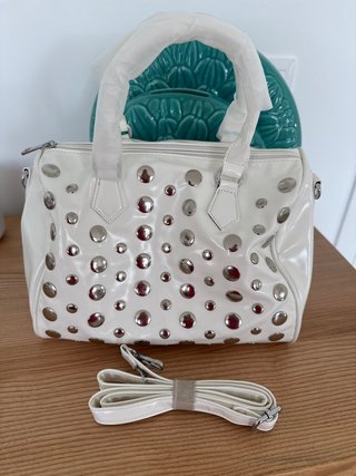 Bolso con tachuelas plateadas