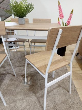 Conjunto de Mesa con 4 Sillas acabado madera