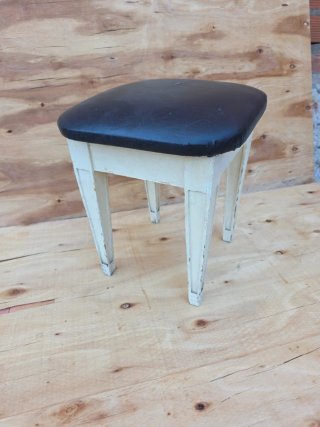 Taburete antiguo madera y cuero