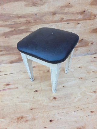 Taburete antiguo madera y cuero