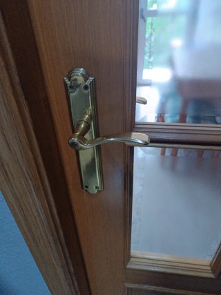 Puerta de cocina de madera con cristal