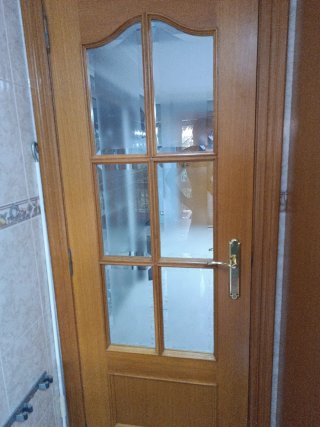 Puerta de cocina de madera con cristal
