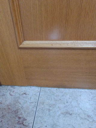 Puerta de cocina de madera con cristal