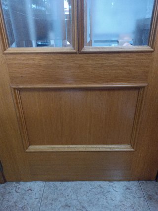 Puerta de cocina de madera con cristal