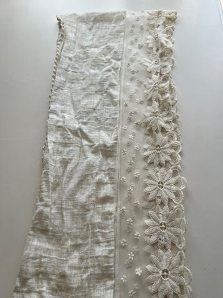 Fular beige y blanco con encaje