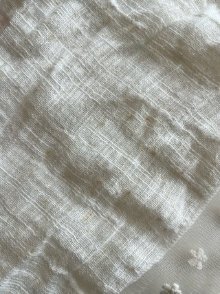 Fular beige y blanco con encaje