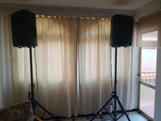 Altavoces autoamplificados con trípode y mesa