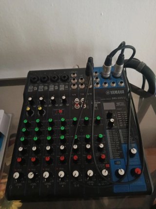 Altavoces autoamplificados con trípode y mesa