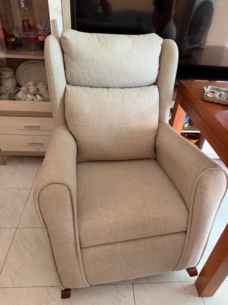 Butaca de tela beige y madera