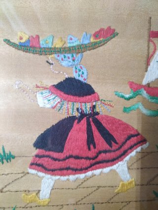Bordado antiguo mujer con cesta