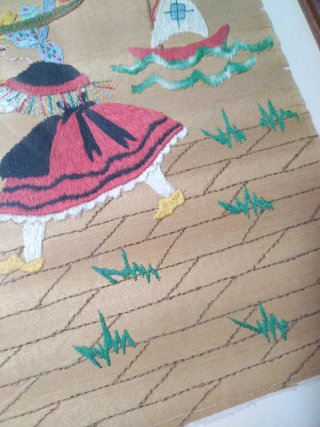 Bordado antiguo mujer con cesta