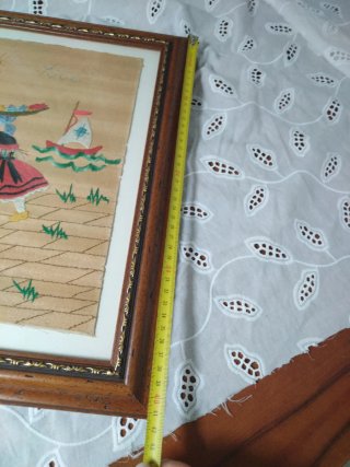 Bordado antiguo mujer con cesta