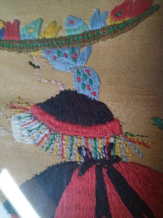 Bordado antiguo mujer con cesta