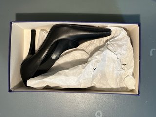 Zapatos de tacón Stuart Weitzman negros