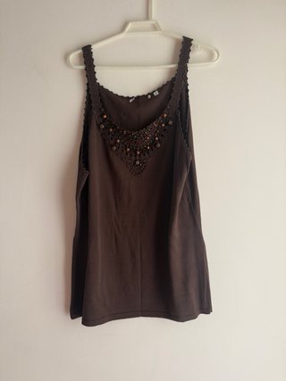 Camiseta tirantes marrón con pedrería