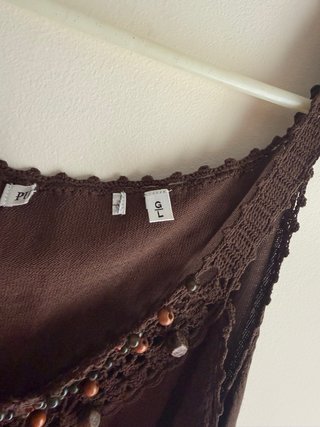 Camiseta tirantes marrón con pedrería