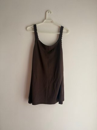 Camiseta tirantes marrón con pedrería