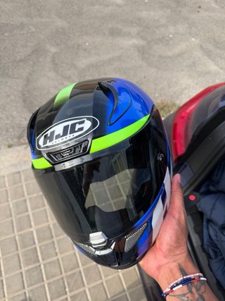 Casco de moto azul y blanco