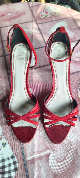 Zapatos de tacón Zara rojos talla 40