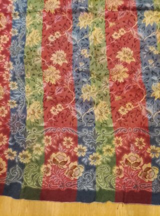 Colcha antigua multicolor con estampado floral