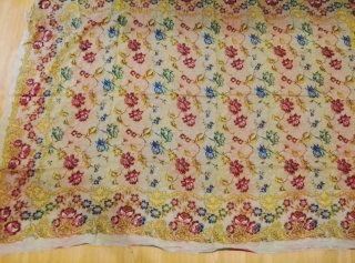 Colcha antigua multicolor con estampado floral