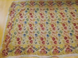 Colcha antigua multicolor con estampado floral