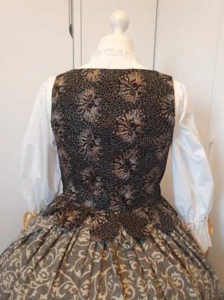 Corpiño Traje Regional Negro y Dorado