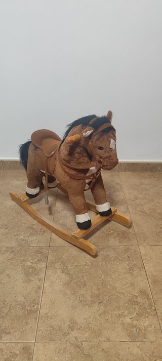 Caballo balancín de peluche