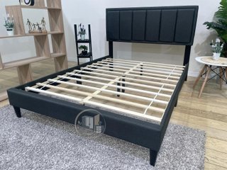Cama moderna con cabecero acolchado, resistente