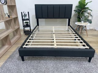 Cama moderna con cabecero acolchado, resistente