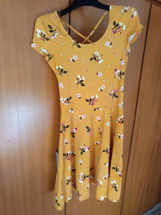 Vestido amarillo con tiras cruzadas