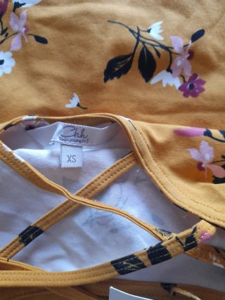 Vestido amarillo con tiras cruzadas