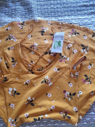 Vestido amarillo con tiras cruzadas