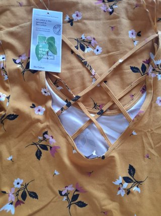 Vestido amarillo con tiras cruzadas