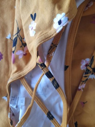 Vestido amarillo con tiras cruzadas