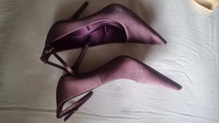 Zapatos tacón aguja morado satinado un solo uso.