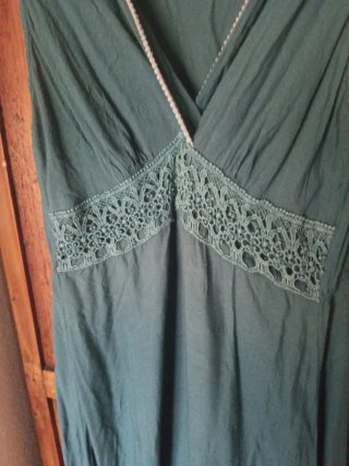 Vestido largo verde con encaje