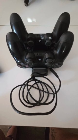 PS4 Slim 1TB + 3 Mandos + Base Carga
