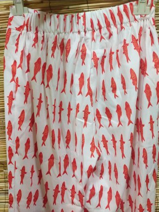 Pantalón ancho estampado peces
