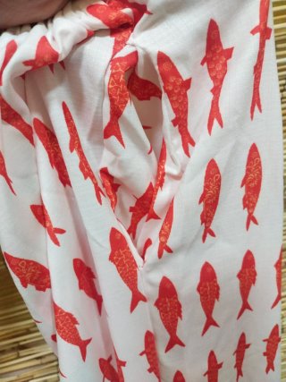 Pantalón ancho estampado peces