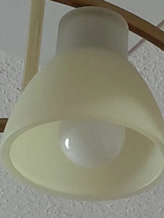 Lámpara de salón dorada y amarillo