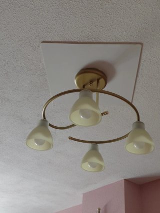 Lámpara de salón dorada y amarillo