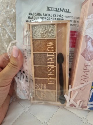 Set de Maquillaje: Sombras y Perfume