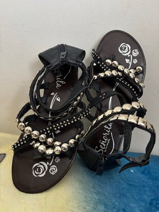 Sandalias Señorita con tachuelas y cremallera