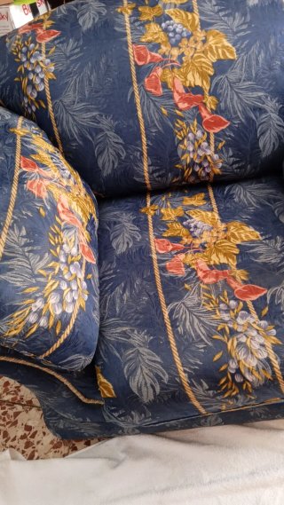 Sillón de tela estampado floral