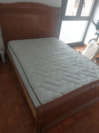 Cama de madera con colchón en buen estado