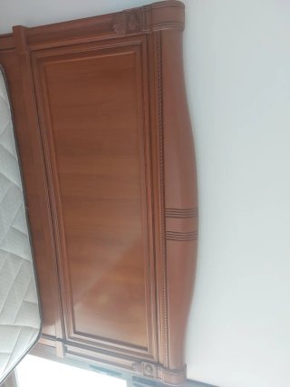 Cama de madera con colchón en buen estado