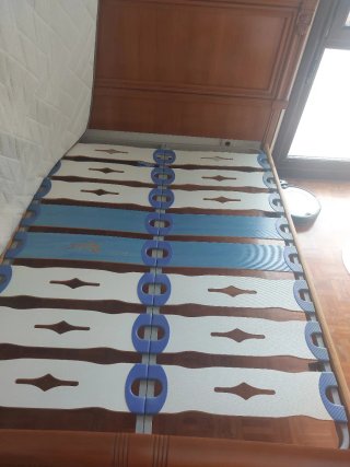 Cama de madera con colchón en buen estado